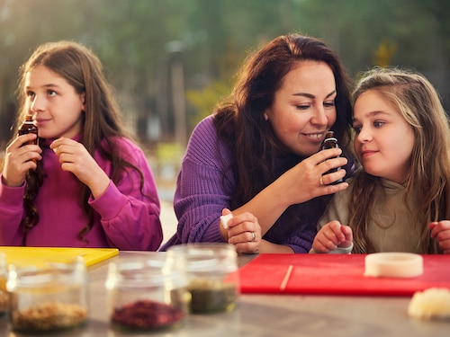 Perfume creation workshop Villages Nature Paris